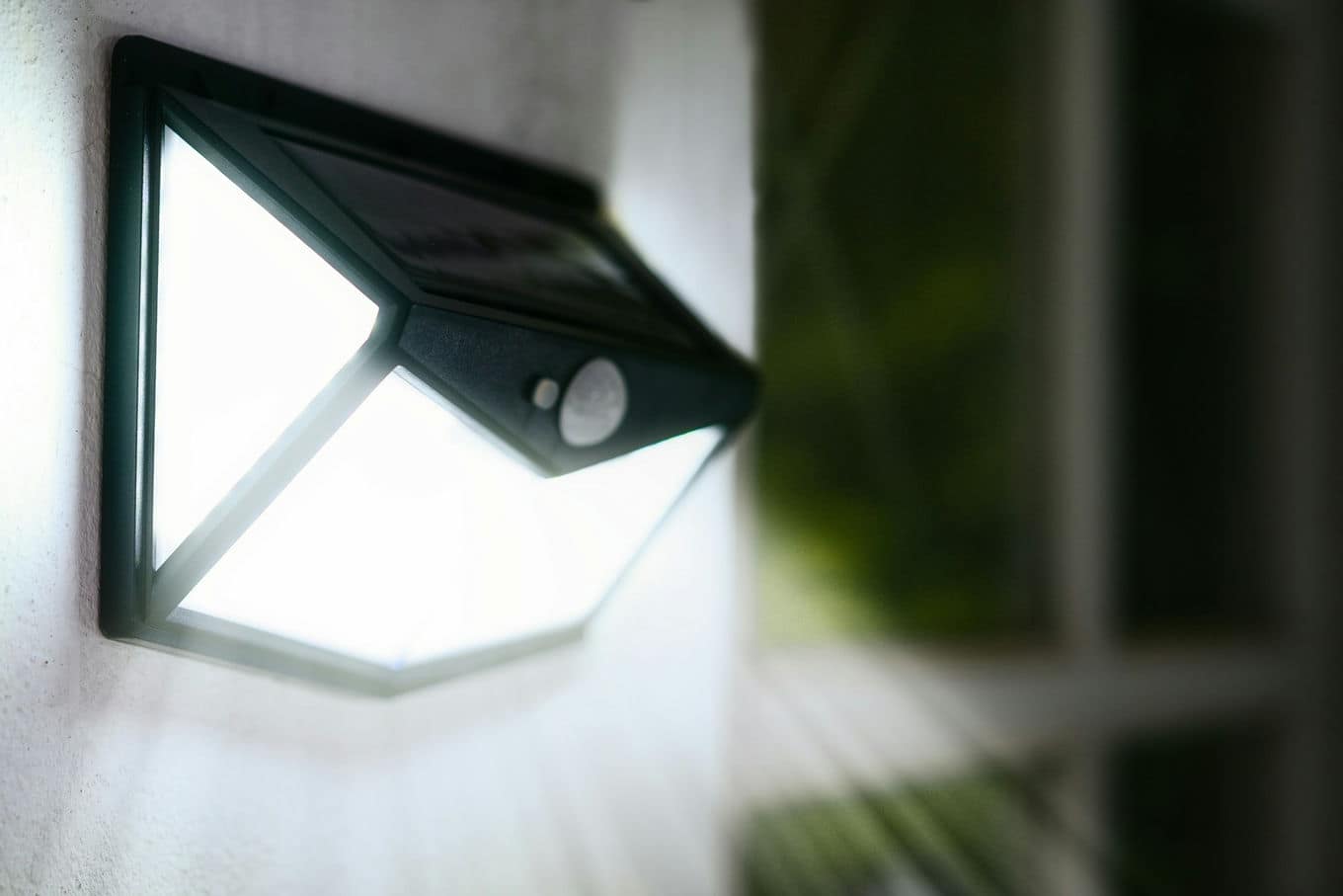 Jak wykorzystać lampy solarne do oświetlenia tarasu?